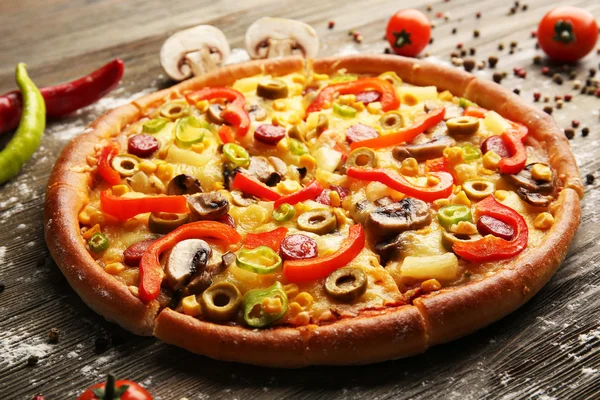 Deliziosa pizza affettata con verdure — Foto Stock