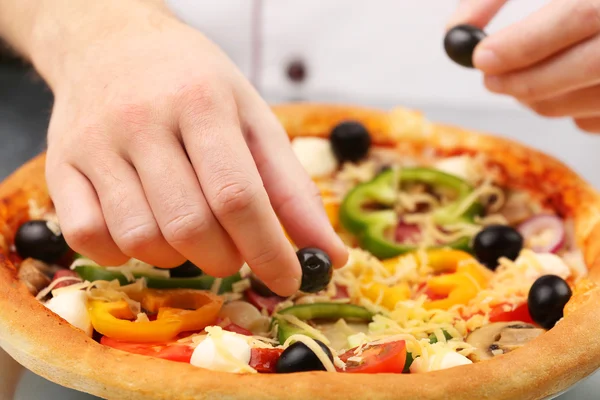 Cozinhe fazendo pizza deliciosa — Fotografia de Stock