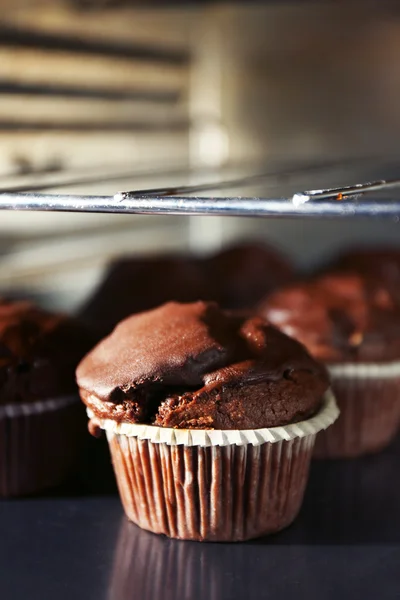 Chocolade cup-cake in de oven — Stockfoto