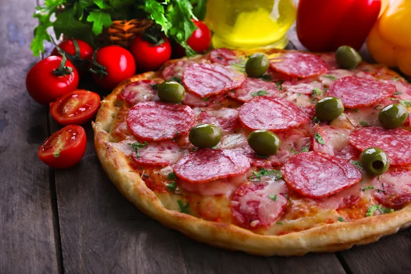 Délicieuse pizza savoureuse avec des ingrédients — Photo