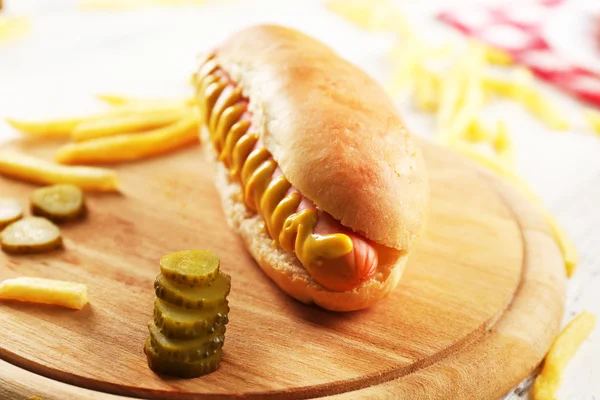 Hot dog με τηγανητές πατάτες και αγγούρι — Φωτογραφία Αρχείου