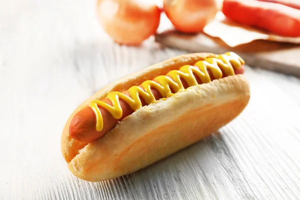Cachorro quente com cebola e salsichas — Fotografia de Stock