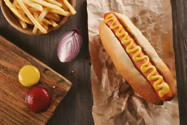 Hot dog με τηγανητές πατάτες — Φωτογραφία Αρχείου
