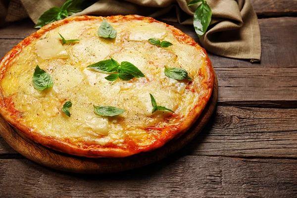 Lekkere pizza versierd met basilicum — Stockfoto