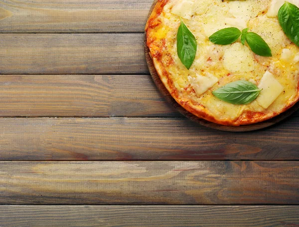 Leckere Pizza mit Basilikum dekoriert — Stockfoto