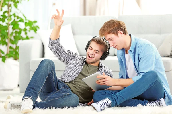 Zwei Teenager-Jungen hören Musik — Stockfoto