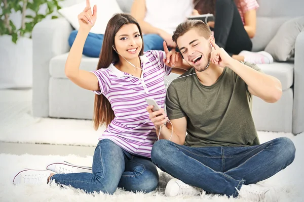 Teenager couple listening to music — Stock Photo, Image