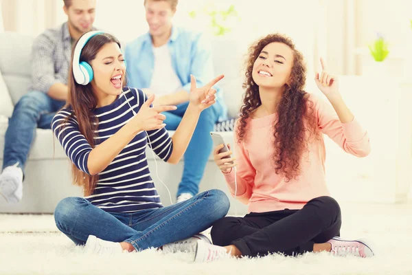 Дві дівчини-підлітки слухають музику — стокове фото