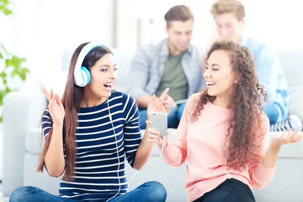 Two teenager girls listening to music — Stock Photo, Image