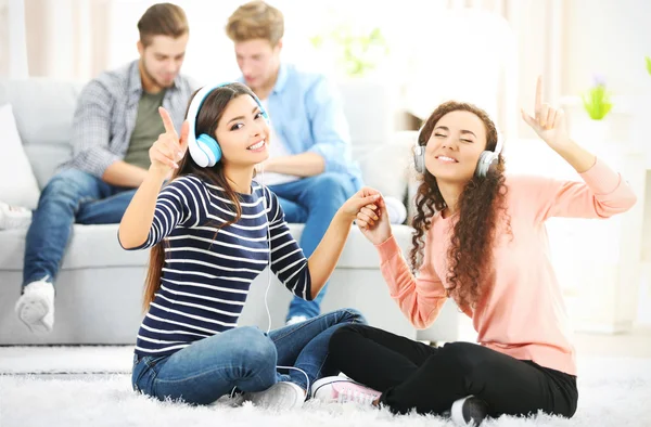 Two teenager girls listening to music — Stock Photo, Image