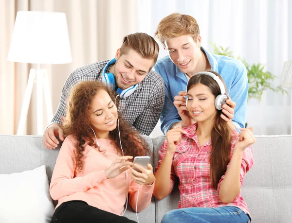 Amigos adolescentes ouvindo música — Fotografia de Stock