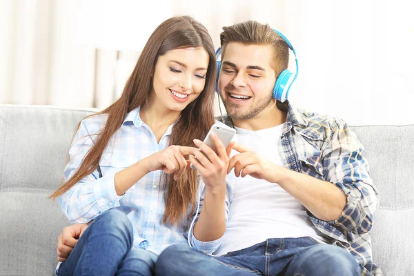 Couple adolescent écoutant de la musique — Photo