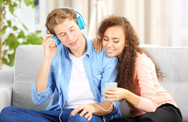 Teenager couple listening to music — Stock Photo, Image