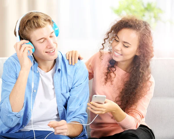 Teenager couple listening to music — Stock Photo, Image