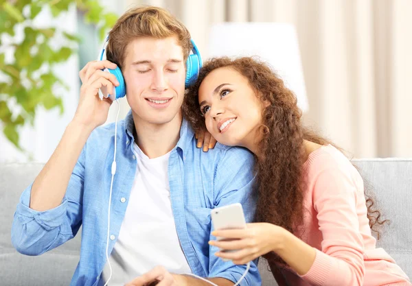 Tiener paar luisteren naar muziek — Stockfoto