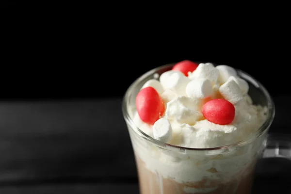 Tazza di caffè con panna montata — Foto Stock