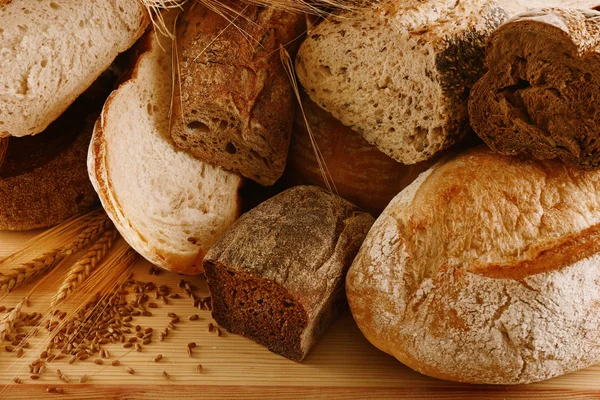 Sortiment av nybakat bröd — Stockfoto