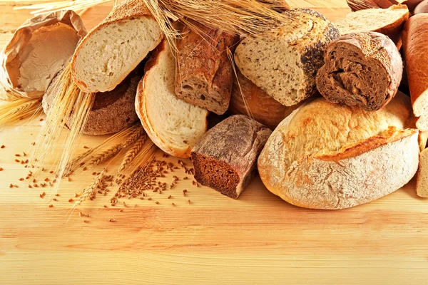 Sortimento de pão fresco assado — Fotografia de Stock