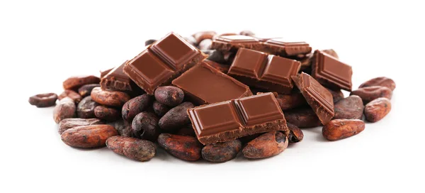 Kakao çekirdekleri ve çikolata yığın — Stok fotoğraf