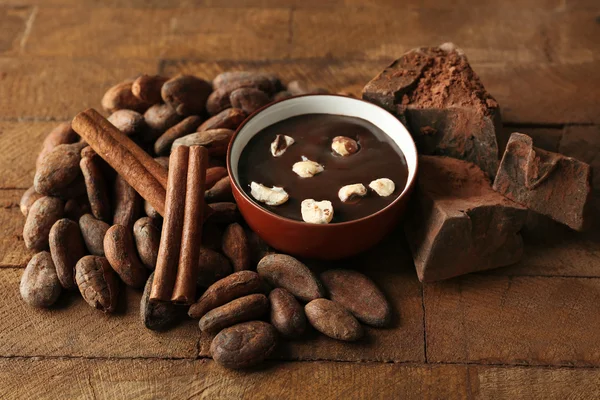 Aromatische cacao-oogst met lekkere chocolade — Stockfoto