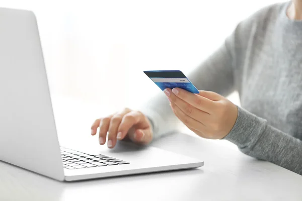 Concept de commerce électronique. Femme avec carte de crédit et ordinateur portable, gros plan — Photo
