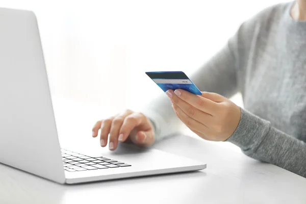 E-commerce concept. Woman with credit card and laptop, close up — Stock Photo, Image