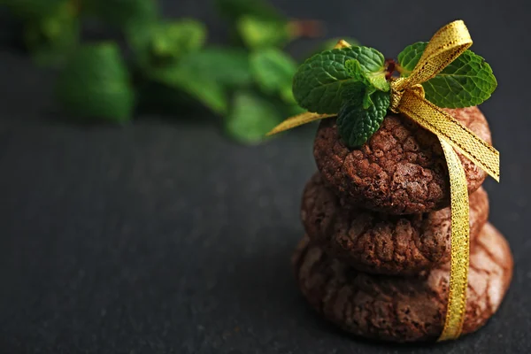 Schokoladenkekse mit Schleife — Stockfoto