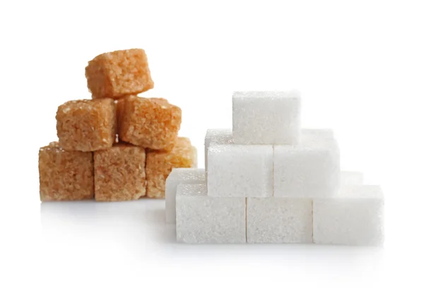 Pilha de cubos de açúcar mascavo e branco isolados sobre fundo branco — Fotografia de Stock
