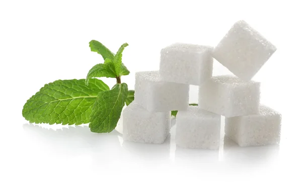 Pile de cubes de sucre et stévia isolés sur fond blanc — Photo