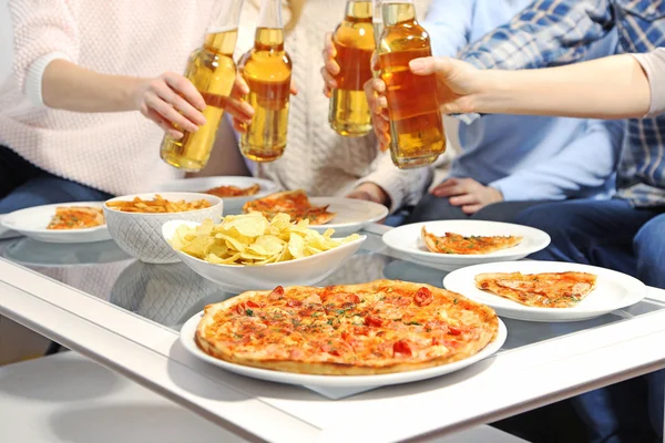 Festa amigável com pizza quente e bebidas — Fotografia de Stock