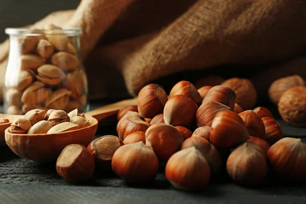 Orzechów laskowych, pistacji i orzechy włoskie na stole, szczelnie-do góry — Zdjęcie stockowe