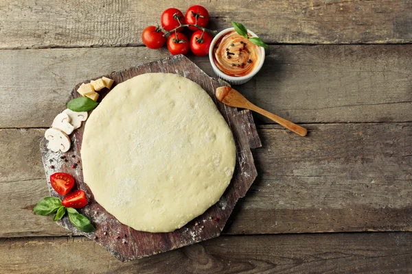 Massa fresca preparada para pizza — Fotografia de Stock