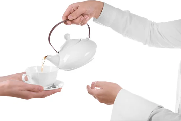Официант наливает чай — стоковое фото