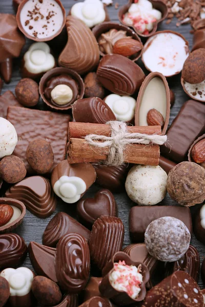 Sortimento de doces de chocolate saborosos — Fotografia de Stock