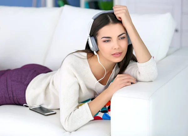 Жінка з навушниками слухає музику — стокове фото