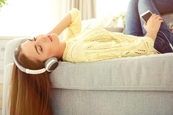 Mujer con auriculares escuchando música —  Fotos de Stock