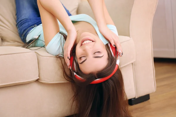 Woman with headphones listening to music — Stock Photo, Image