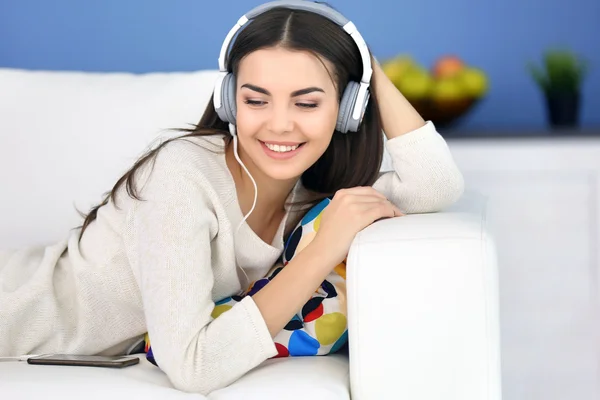 Donna con cuffie ascoltare musica — Foto Stock