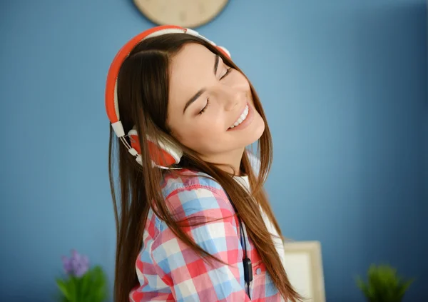 Mujer con auriculares escuchando música —  Fotos de Stock