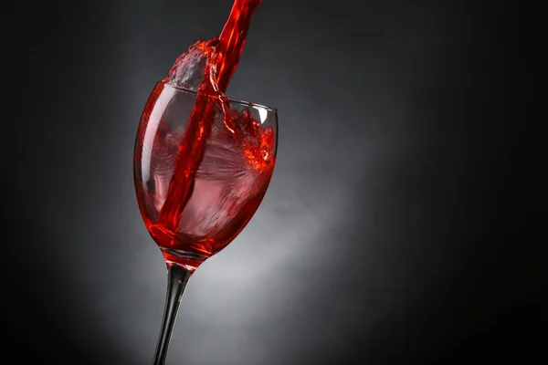 Vin hälla i glas på grå bakgrund — Stockfoto