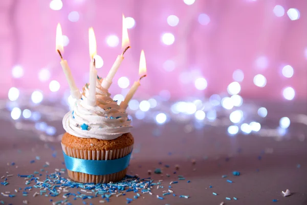 Cupcake avec glaçage à la crème blanche et bougies sur un fond pailleté — Photo