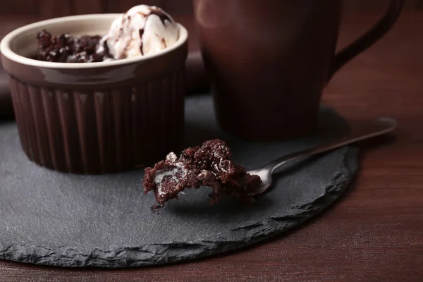 Servierteller mit Schokoladen-Lavakuchen mit Eis und Milch — Stockfoto