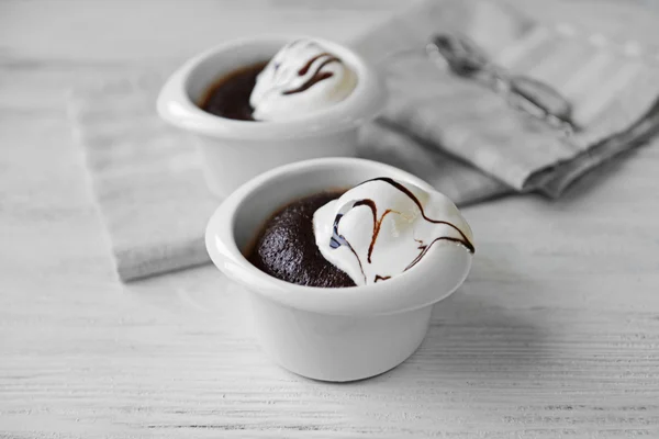 Pastel de lava de chocolate con helado en tazones, sobre la mesa —  Fotos de Stock