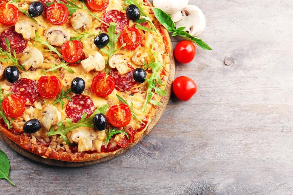 Délicieuse pizza savoureuse avec des ingrédients image libre de droit