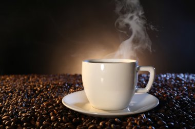 Fincan kahve çekirdekleri arasında