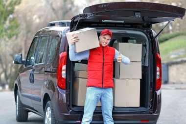 Teslimat adam arabanın yakınında ayakta