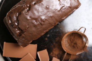 Kek buzlanma ve kakao tozu