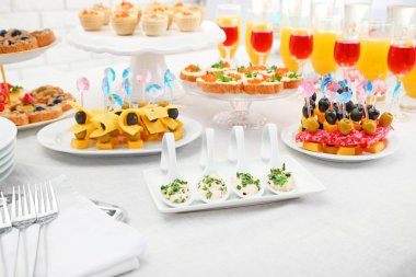 Atıştırmalıklar, kanepe, içecekler