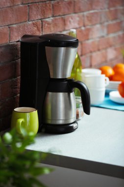 Mutfak masasının üzerinde kahve makinesi