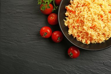 Bir havuç ve domates ile haşlanmış pirinç